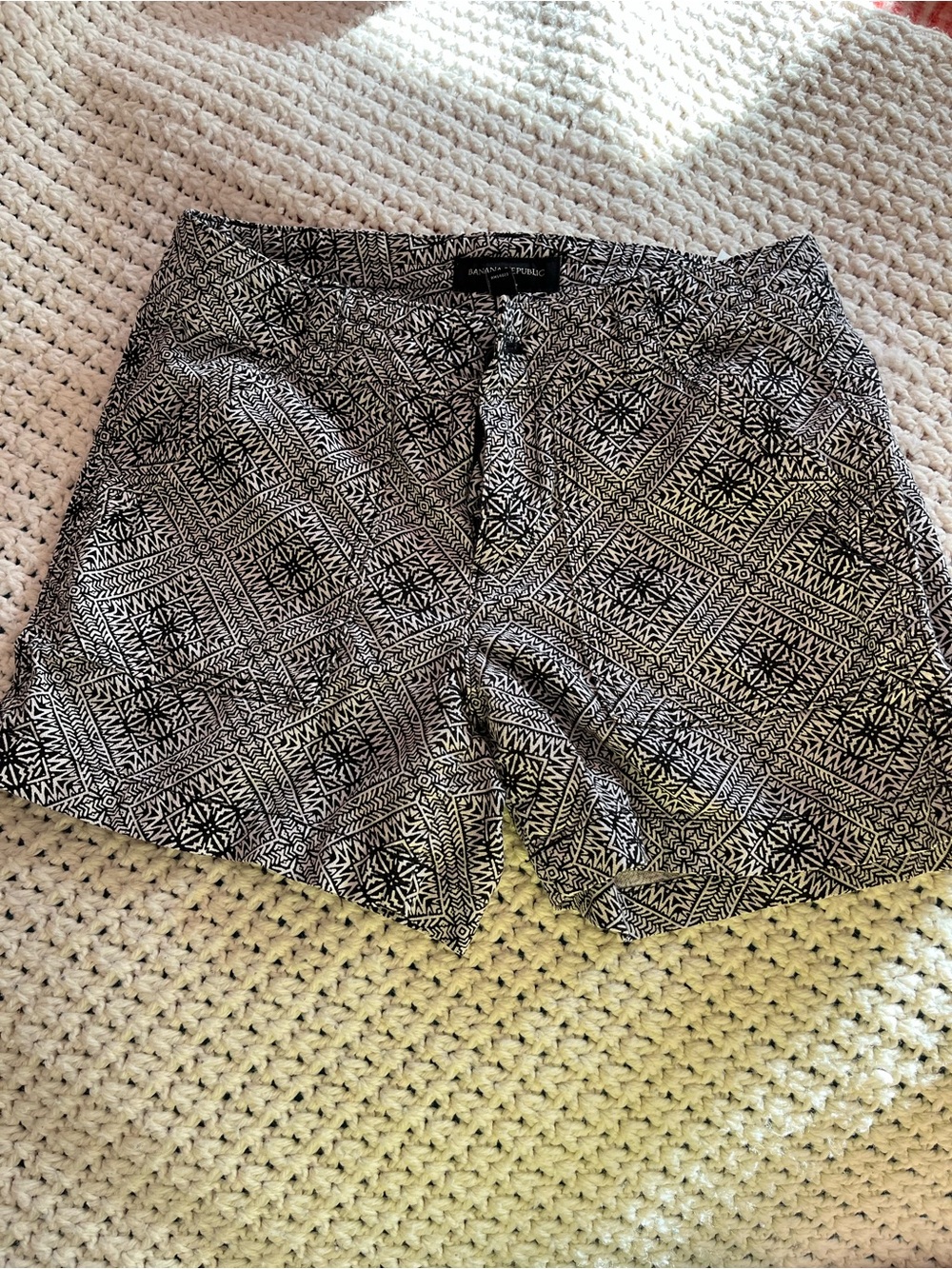 Banana Republic Black & White Geometric Flat-Front Shorts